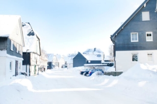 Hellenstraße im Winter (rechts: Haus Quick)